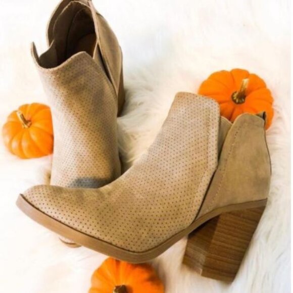 Women's Avalyn Microsuede Laser Cut Bootie - Universal Thread Taupe 9.5 - Picture 5 of 7